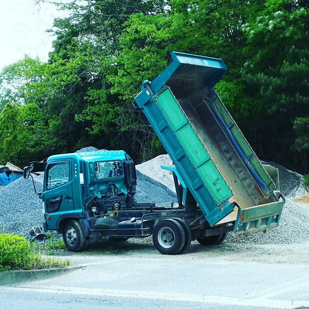 作業中のダンプカー