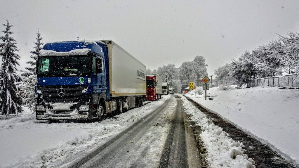【トラック運転手必見】雪道で走行する前の安全対策と注意すべきポイント