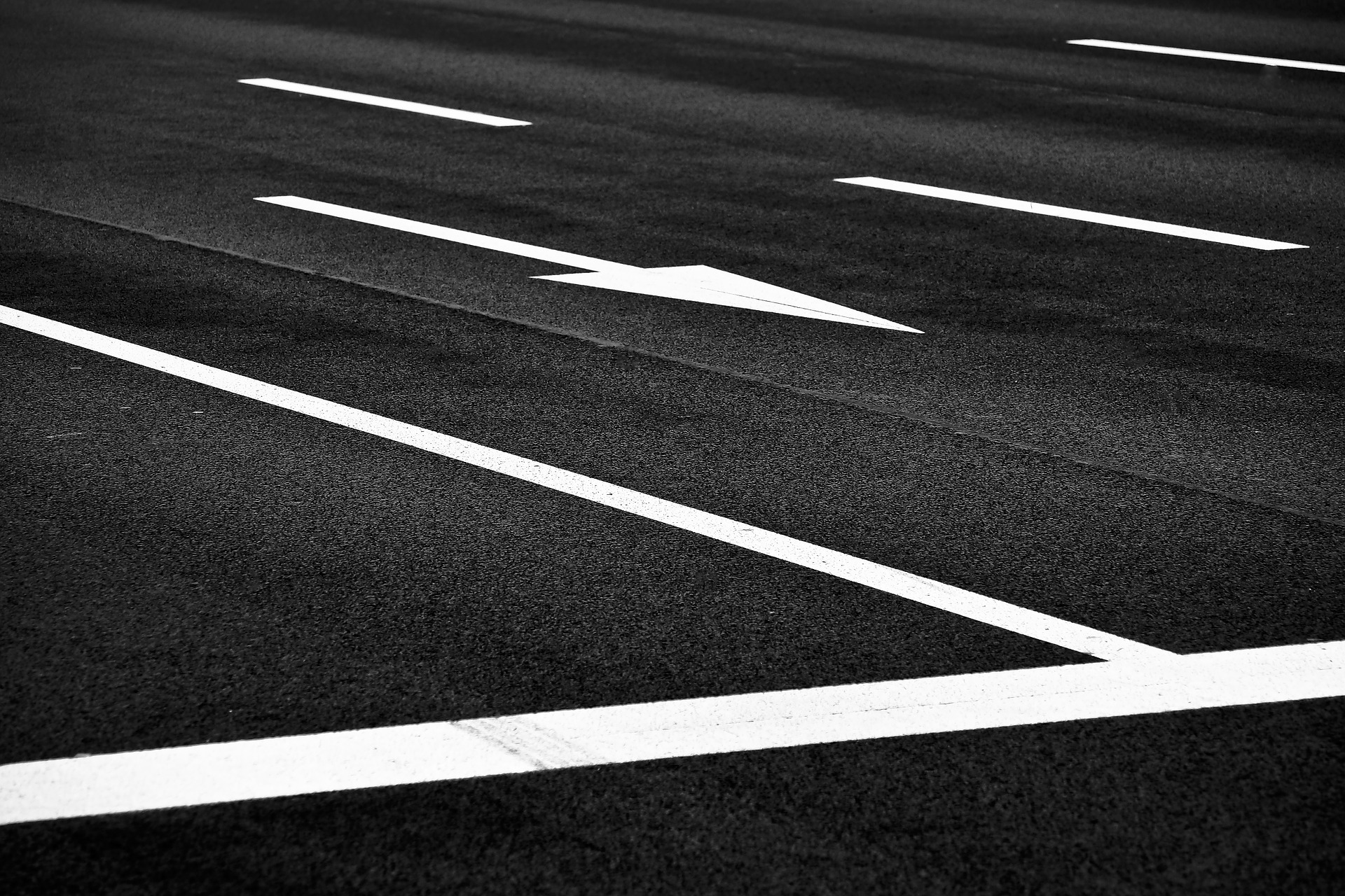 停止線の幅や寸法、ルール｜道路交通法の制定と違反状況