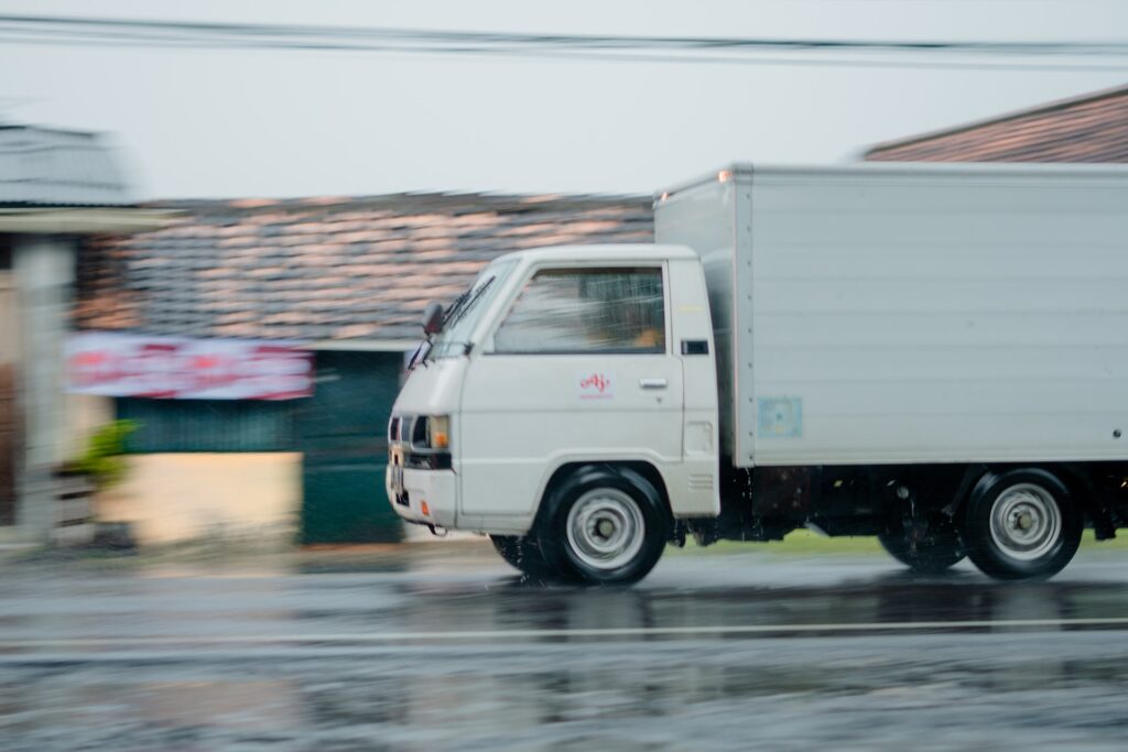 【初心者向け】4tトラック運転の特長や注意点、練習方法のコツ｜完全ガイド