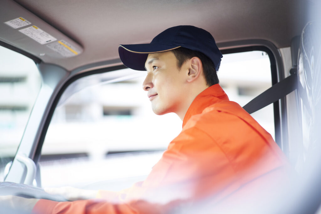 トラックを運転する男性