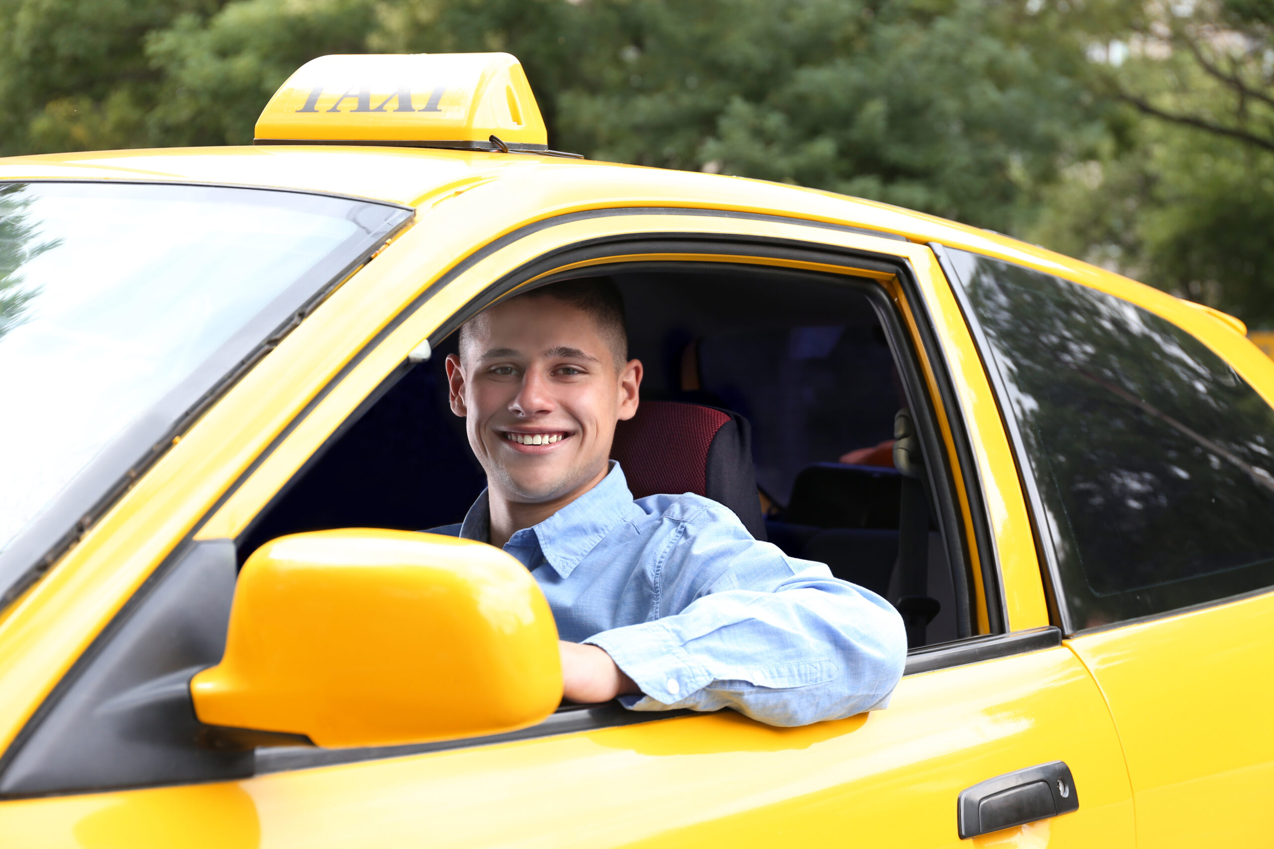 タクシーの中で笑う男性の様子