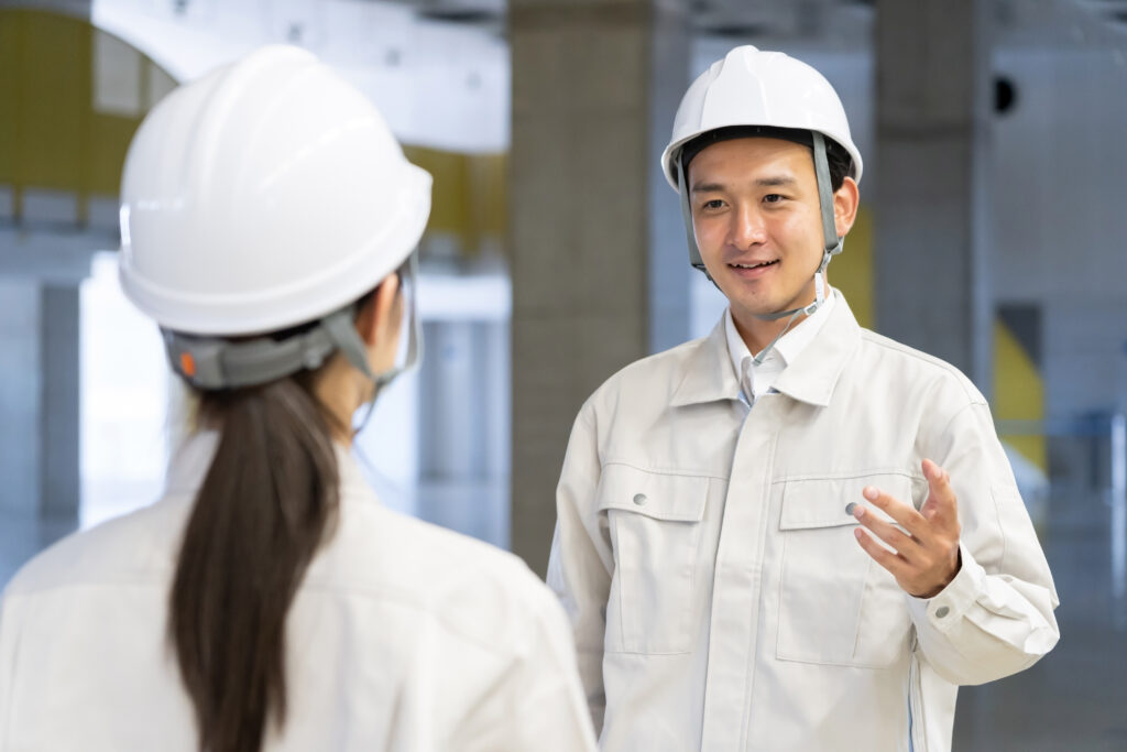 男性社員と女性社員が話している様子