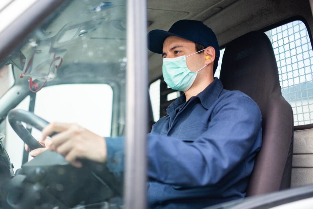 トラックを運転する男性の様子