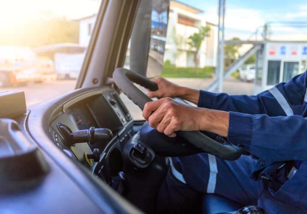 運転手がトラックを運転する様子