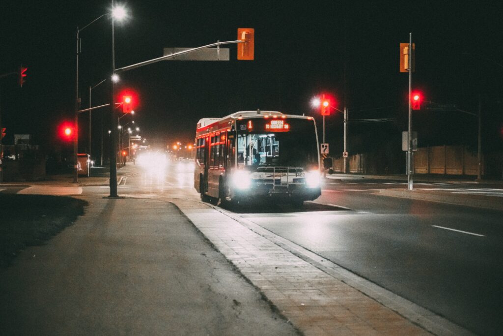 道を走行する夜行バス