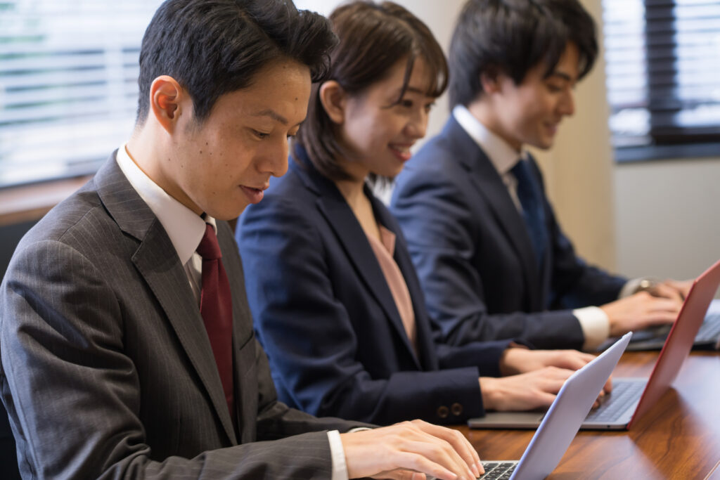 免状の番号を探す人たち