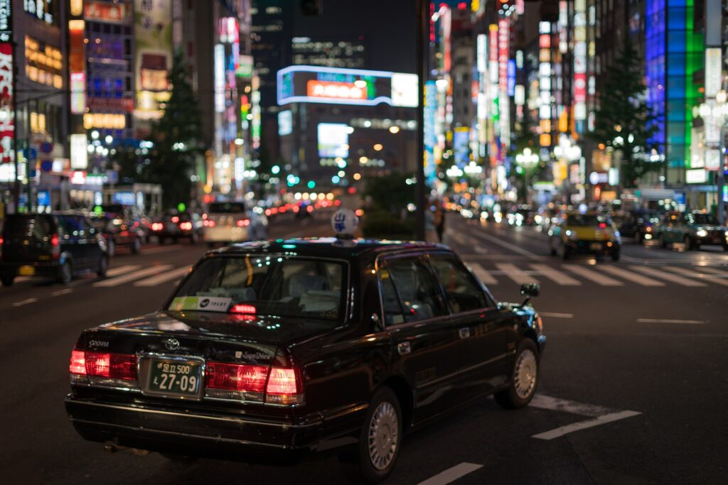 夜の街を走るタクシー