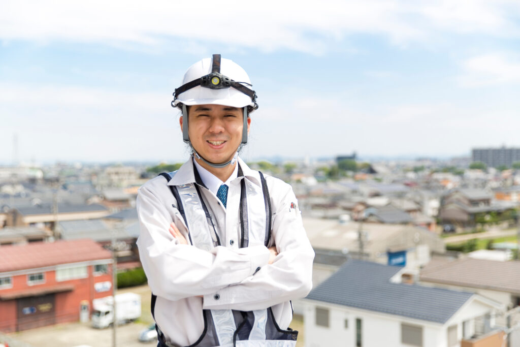 危険物取扱者が腕を組んでいる様子