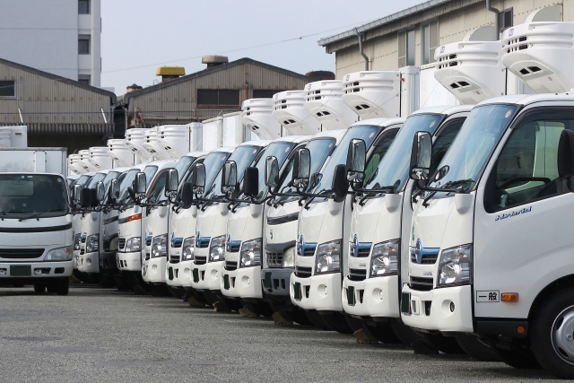 トラックが並んで駐車している様子