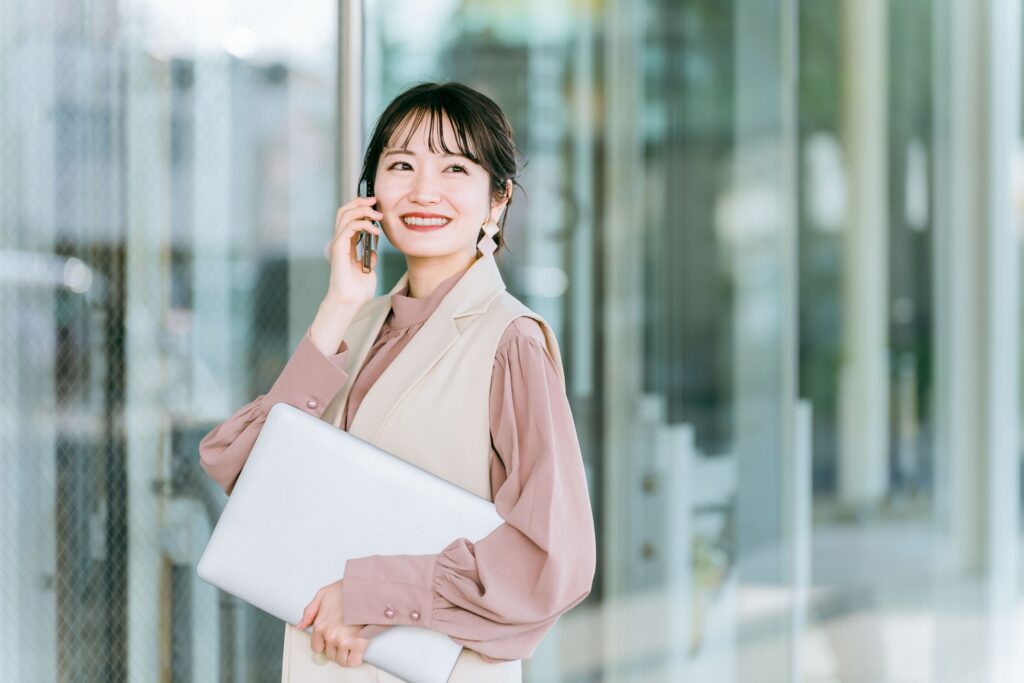 女性の営業マン